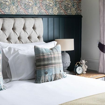 The Fleece At Cirencester Bagian luar foto A bedroom at The Old Bank Hotel