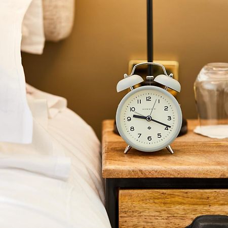 The Fleece At Cirencester Bagian luar foto Alarm clock