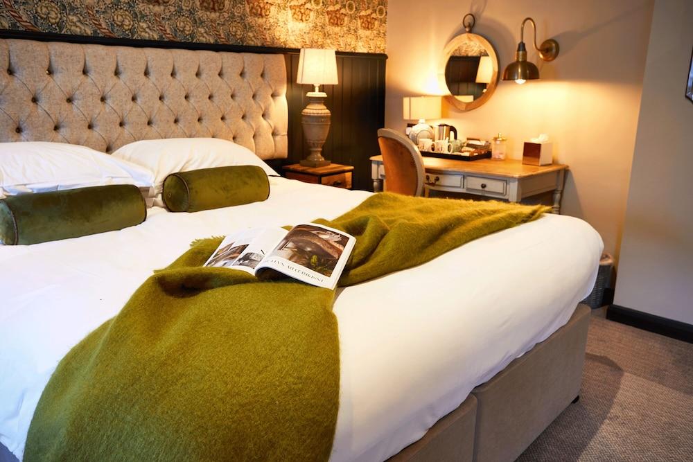 The Fleece At Cirencester Bagian luar foto A bedroom at The Old parsonage