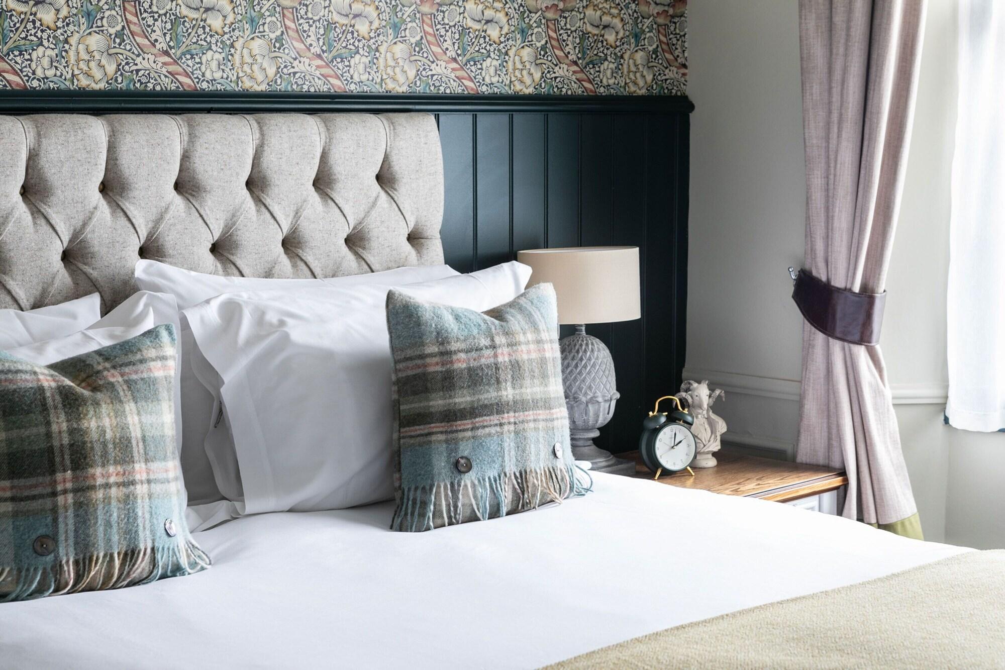 The Fleece At Cirencester Bagian luar foto A bedroom at The Old Bank Hotel