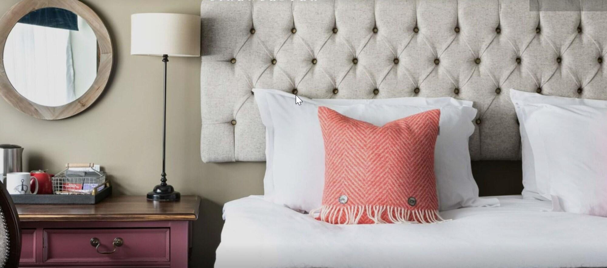 The Fleece At Cirencester Bagian luar foto A cushion