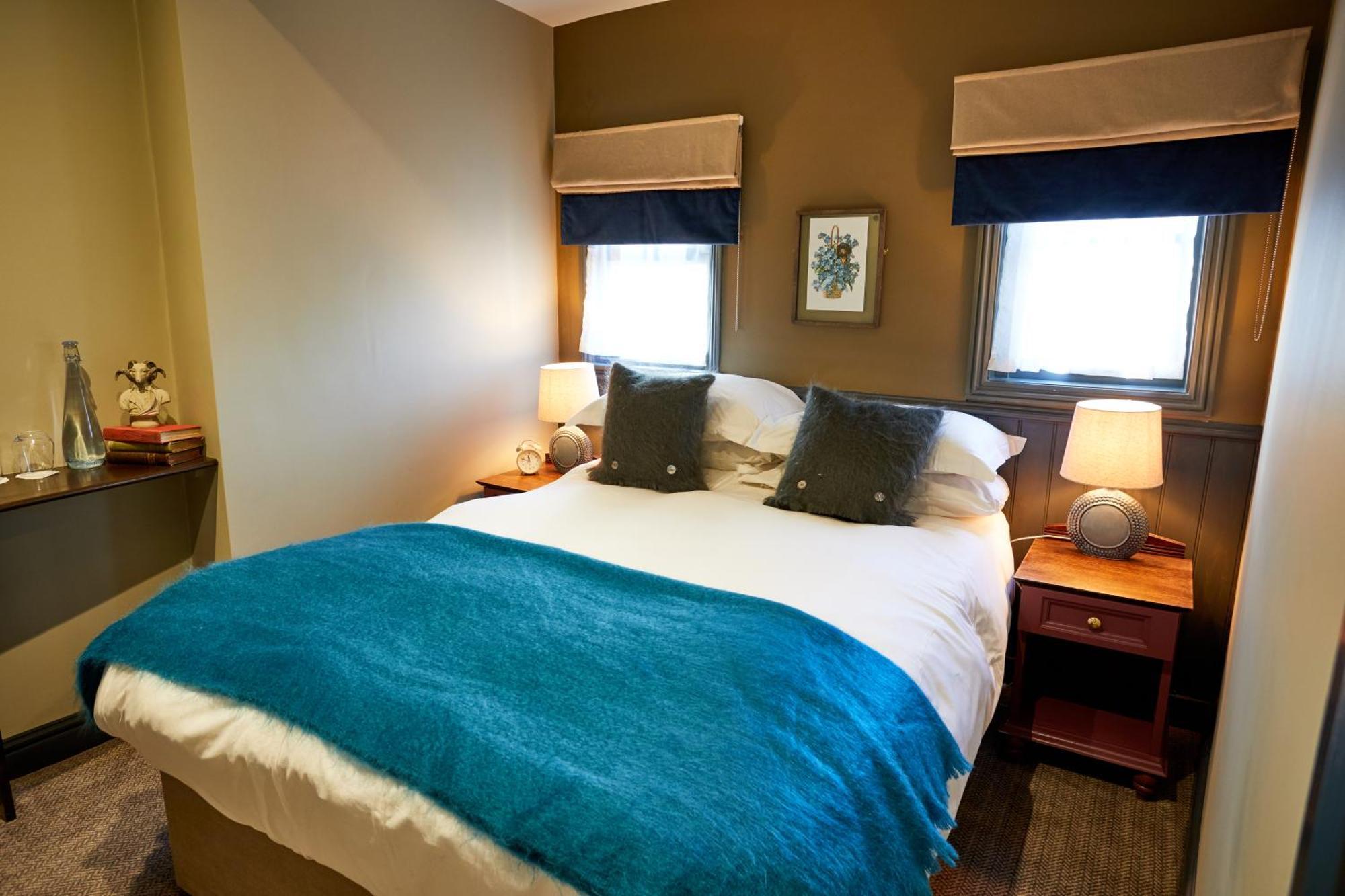 The Fleece At Cirencester Bagian luar foto A bedroom at the hotel