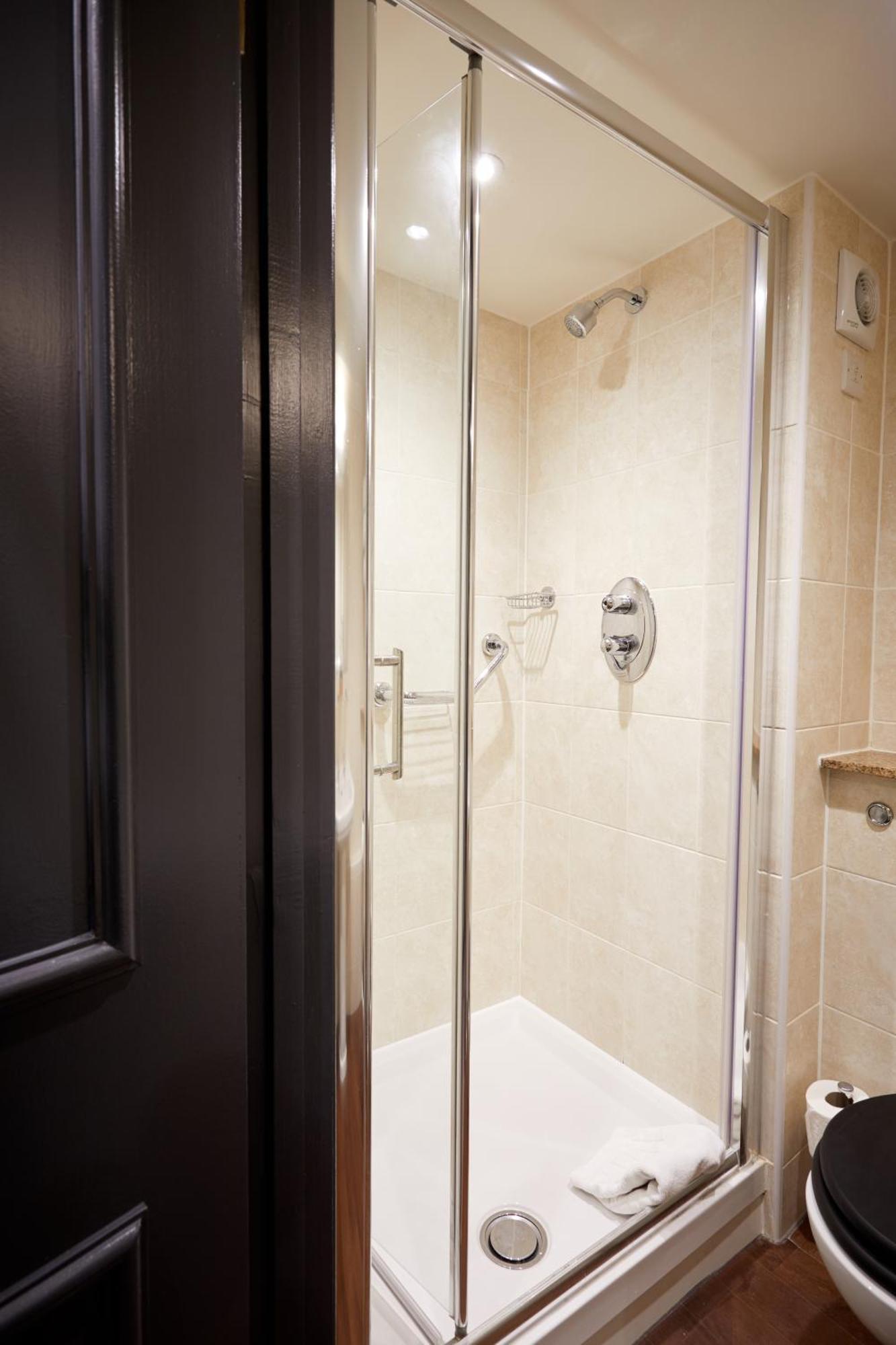 The Fleece At Cirencester Bagian luar foto A shower enclosure