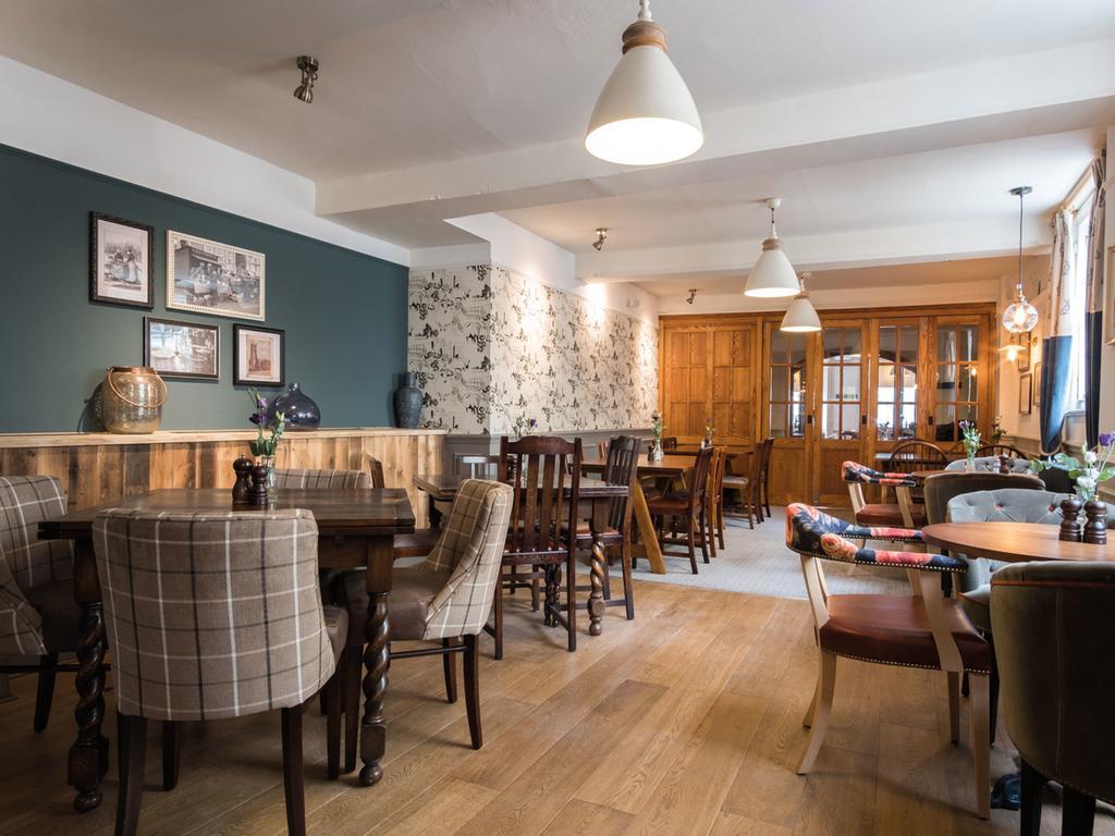 The Fleece At Cirencester Bagian luar foto The interior of the pub