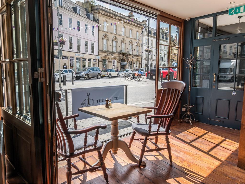 The Fleece At Cirencester Bagian luar foto The interior of the restaurant