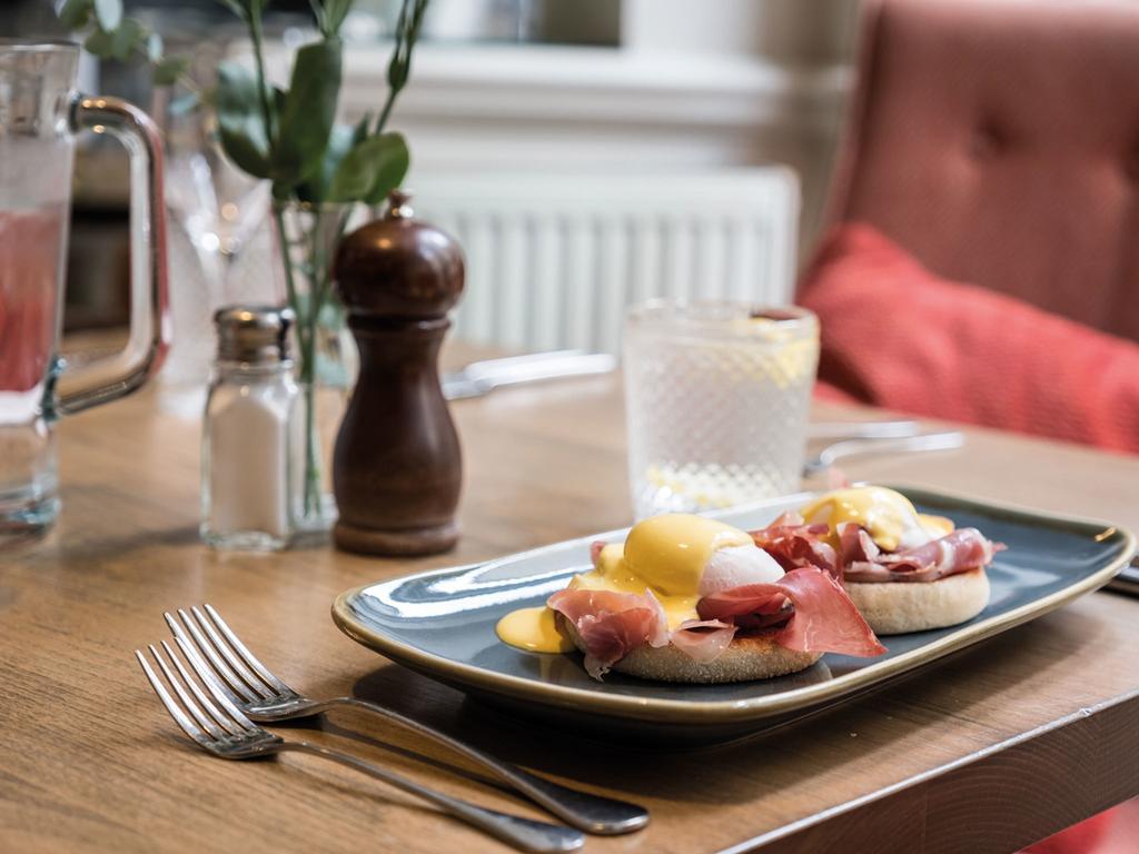 The Fleece At Cirencester Bagian luar foto Eggs Benedict