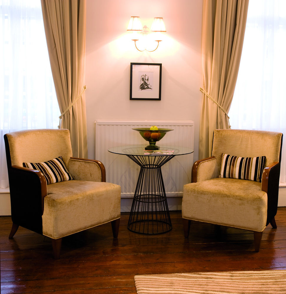 The Fleece At Cirencester Bagian luar foto A pair of club chairs