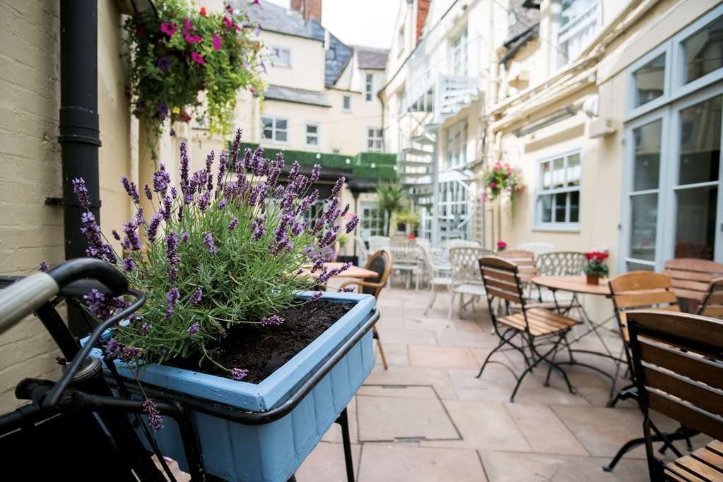 The Fleece At Cirencester Bagian luar foto The courtyard at The Old Parsonage Hotel