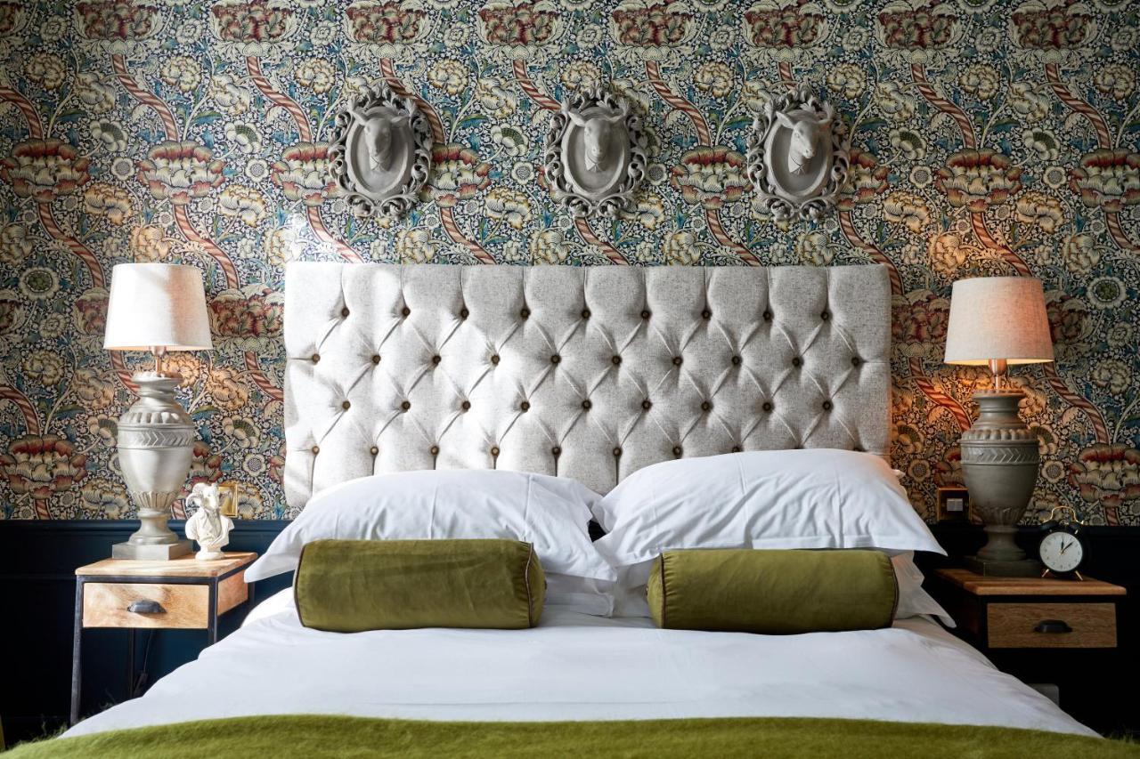 The Fleece At Cirencester Bagian luar foto A bedroom at The Ivy Hotel