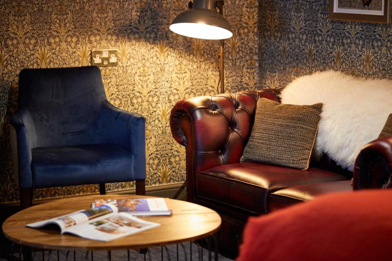 The Fleece At Cirencester Bagian luar foto The interior of the lounge