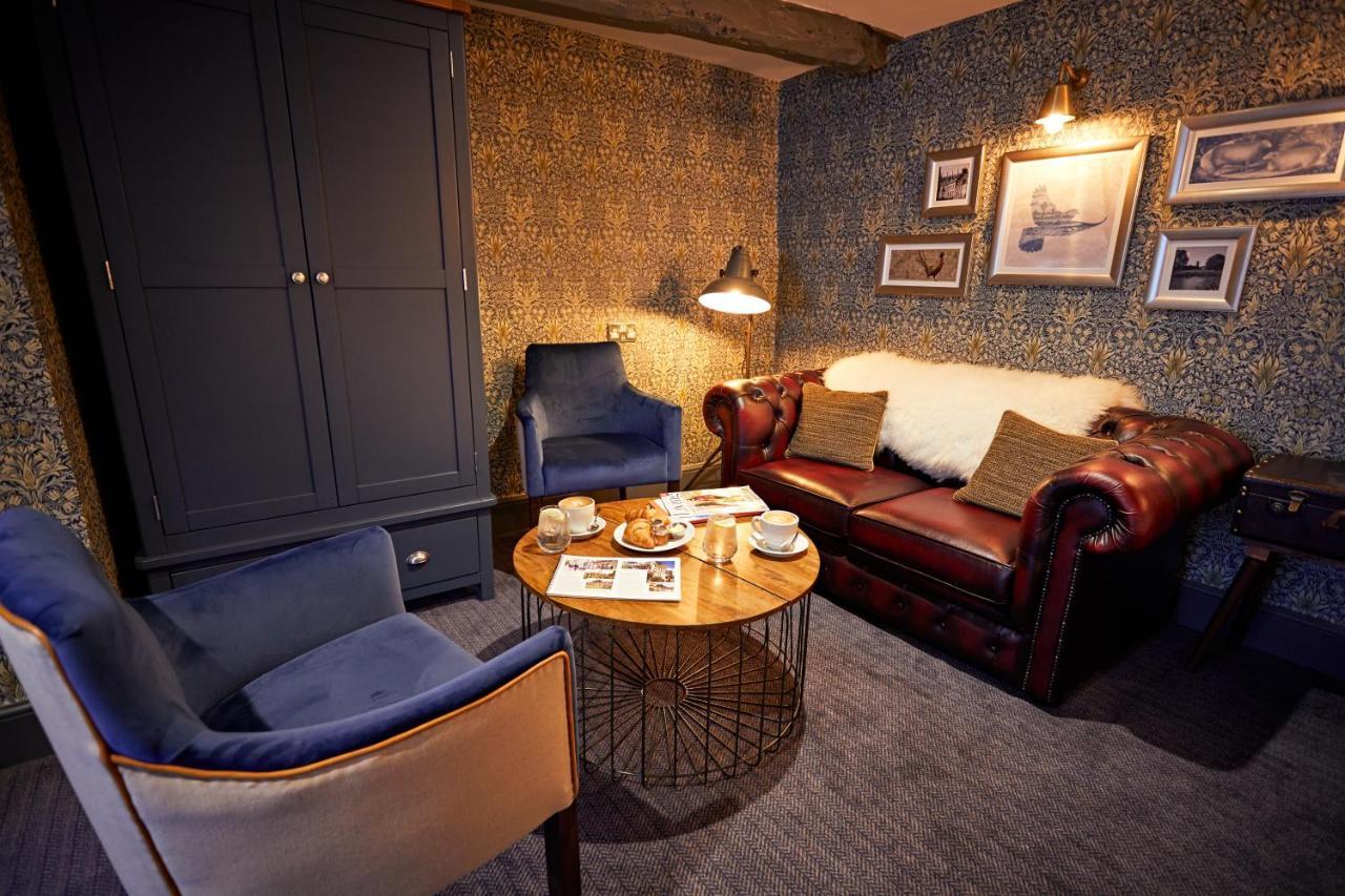 The Fleece At Cirencester Bagian luar foto The lounge at the station