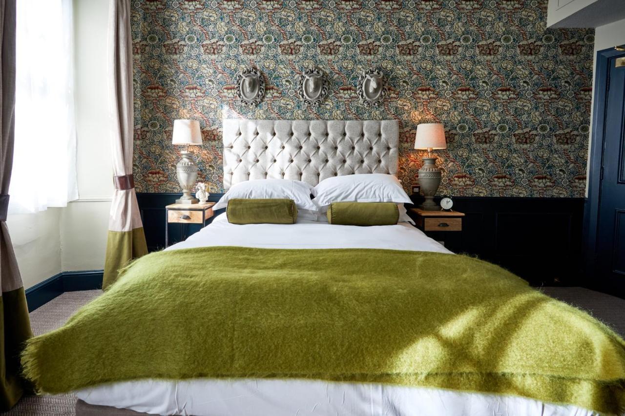 The Fleece At Cirencester Bagian luar foto A bedroom at the hotel