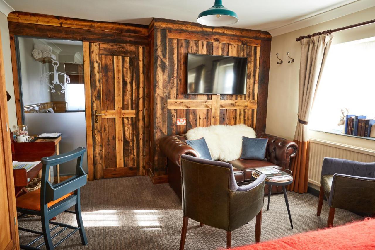 The Fleece At Cirencester Bagian luar foto The interior of the stable
